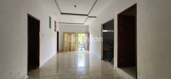 image RUMAH TIGA LANTAI LIMA KAMAR TIDUR (3)