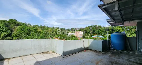 image RUMAH TIGA LANTAI LIMA KAMAR TIDUR (6)