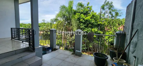 image RUMAH TIGA LANTAI LIMA KAMAR TIDUR (8)