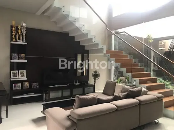 image RUMAH BAGUS MINIMALIS DI BARUK UTARA ONE GATE DEKAT MERR (2)