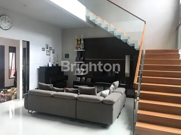 image RUMAH BAGUS MINIMALIS DI BARUK UTARA ONE GATE DEKAT MERR (4)