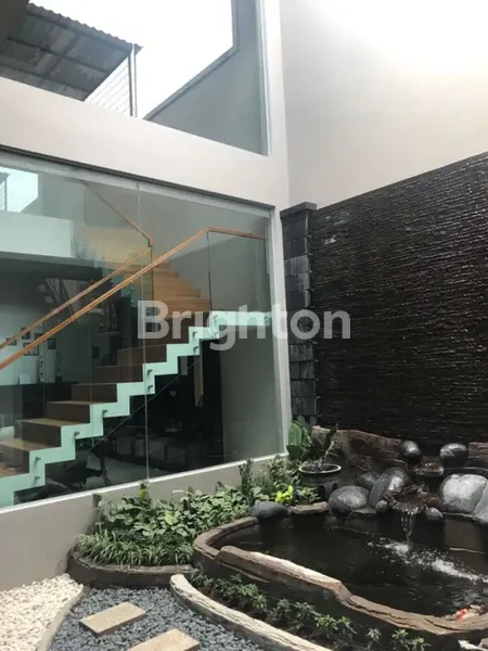 image RUMAH BAGUS MINIMALIS DI BARUK UTARA ONE GATE DEKAT MERR (5)