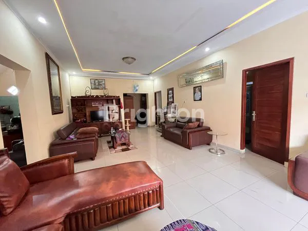 image RUMAH CANTIK 2 LANTAI SIAP HUNI TENGAH KOTA  SOLO, KAMPUNG BARU, SURAKARTA (2)