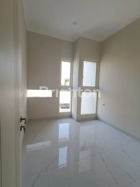 image RUMAH 2LT MANYAR KERTOADI DI TENGAH KOTA (8)