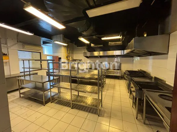 image DIJUAL GEDUNG 3 LANTAI DI JALAN RAYA KUTA - LOKASI STRATEGIS DI JANTUNG PARIWISATA (1)