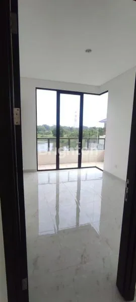 image RUMAH 2 LANTAI POSISI HOOK CLUSTER REGALIA LAVON 1 SUVARNA SUTERA (5)