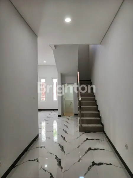 image RUMAH BARU MODERN MINIMALIS 2 1/2 LANTAI DI DURI KOSAMBI SEMANAN JAKARTA BARAT  (2)