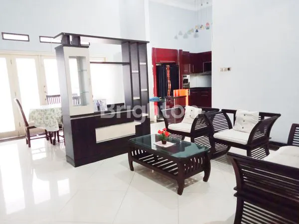 image RUMAH BAGUS ISTIMEWA MODERN LUAS DAN FULL FURNISHED DI PERMATA JINGGA FULL AC + WATERHEATER + 2 KAMAR MANDI DLM (3)