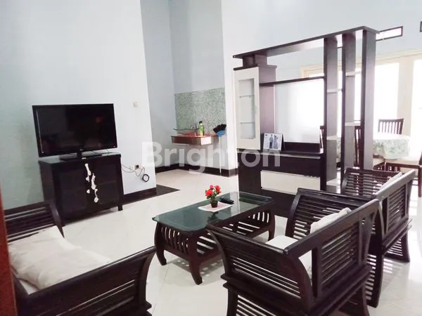 image RUMAH BAGUS ISTIMEWA MODERN LUAS DAN FULL FURNISHED DI PERMATA JINGGA FULL AC + WATERHEATER + 2 KAMAR MANDI DLM (2)