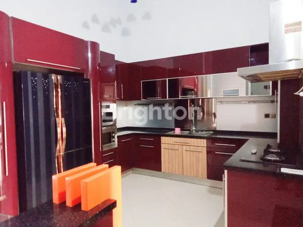 image RUMAH BAGUS ISTIMEWA MODERN LUAS DAN FULL FURNISHED DI PERMATA JINGGA FULL AC + WATERHEATER + 2 KAMAR MANDI DLM (6)