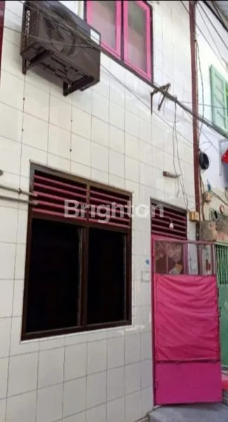 RUMAH SEDERHANA DI TENGAH KOTA