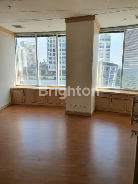 image OFFICE SPACE RAPI TERAWAT SIAP HUNI LANTAI SEDANG DI MENARA SUDIRMAN, SENAYAN (6)