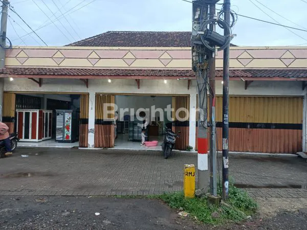 DIJUAL TOKO AREA LUAS TERDIRI DARI 1 TOKO BESAR DAN 1 TOKO KECIL MASIH ADA SISA TANAH BISA DIMANFAATKAN POTENSI CUAN AREA KABUPATEN PASURUAN DEKAT SAYGON WATERPARK