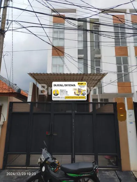 image RUMAH BAGUS 3 LANTAI FULL DAN FULL FURNISHED . (1)