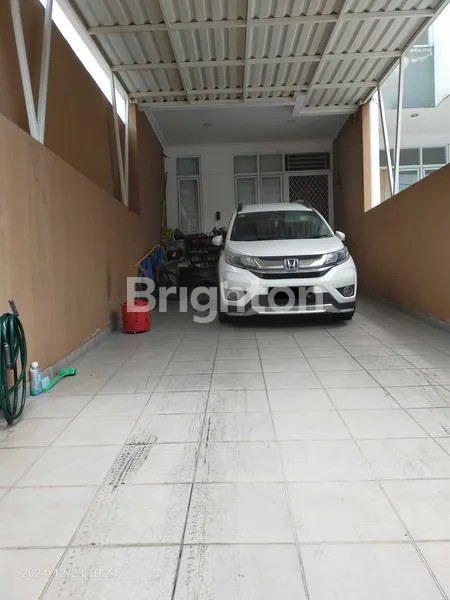 image RUMAH BAGUS 3 LANTAI FULL DAN FULL FURNISHED . (2)