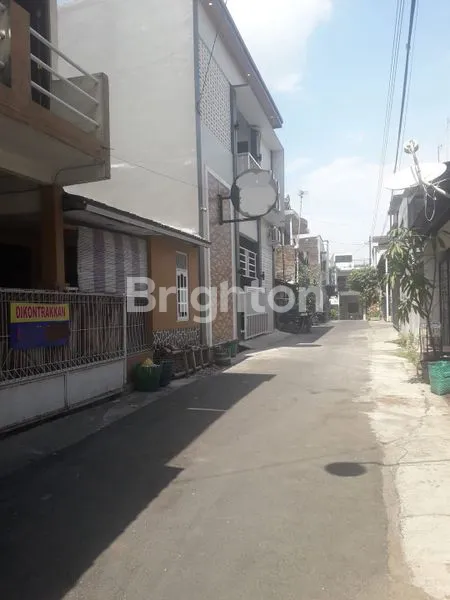 RUMAH DI BELAKANG UNS