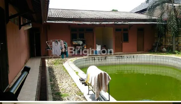 image RUMAH DENGAN HALAMAN LUAS ADA KOLAM RENANG (6)