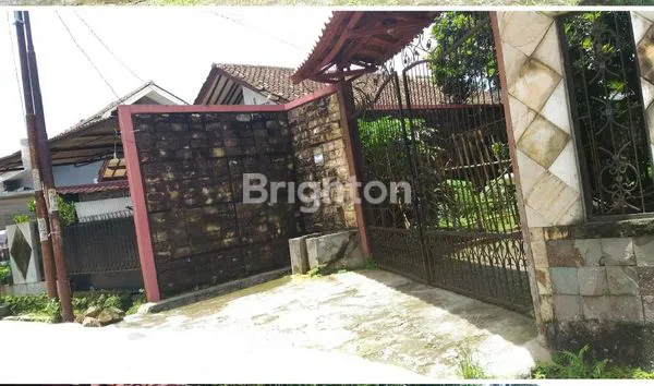 image RUMAH DENGAN HALAMAN LUAS ADA KOLAM RENANG (3)