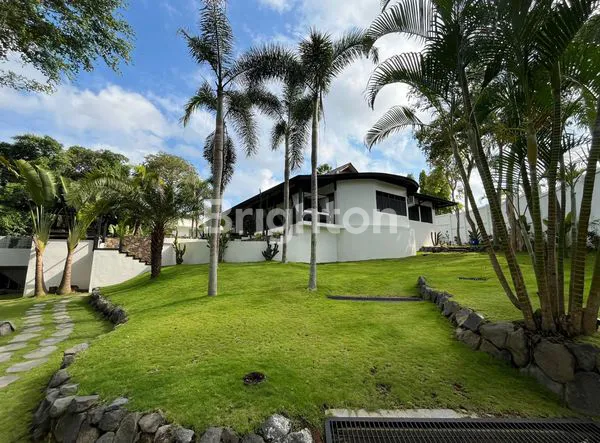 DI JUAL MANSION VILLA KONSEP TROPIS MEDITERRANEAN DI KAWASAN EKSKLUSIF CANGGU