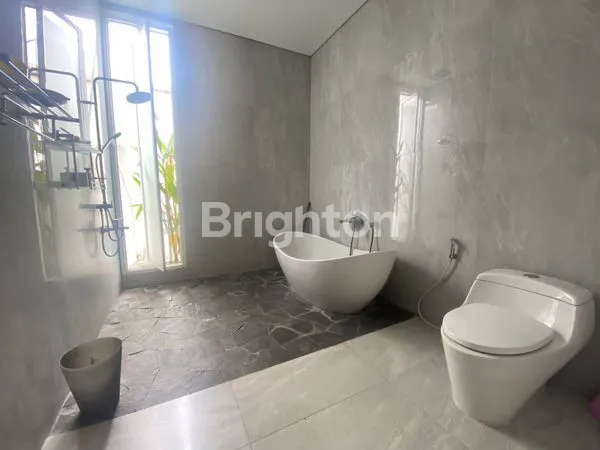 image RUMAH MEWAH DESAIN UNIK DI JL SISINGAMANGARAJA MERGANSAN YOGYAKARTA (5)