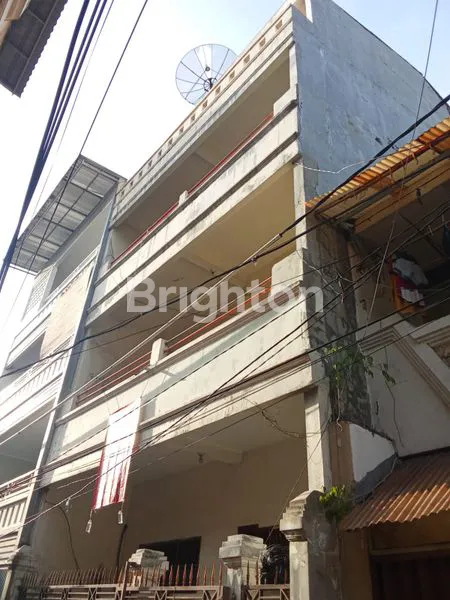 image RUMAH 4 LANTAI PADEMANGAN (1)