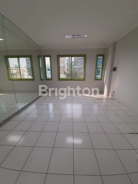 image RUKO KOMERSIL 3 1/2 LT STRATEGIS DI TAMAN RATU GREEN VILLE JAKARTA BARAT (3)