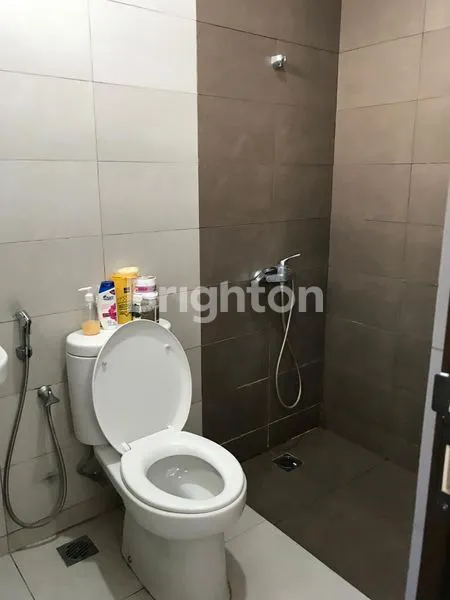 image BURGUNDY RECIDENT THE ORCHARD SUMMARECILONISTIMEWA BANGUNAN MINIMALIS (3)