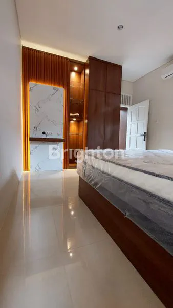 image RUMAH BARU MEWAH 2 LANTAI SIAP HUNI FULL FURNISHED + ISINYA (7)