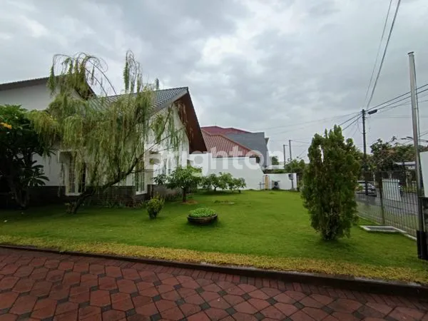 image RUMAH NUANSA BELANDA DI JALAN UTAMA PANJANG JIWO PERMAI (1)