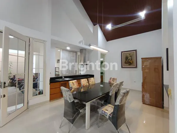 image RUMAH NUANSA BELANDA DI JALAN UTAMA PANJANG JIWO PERMAI (6)