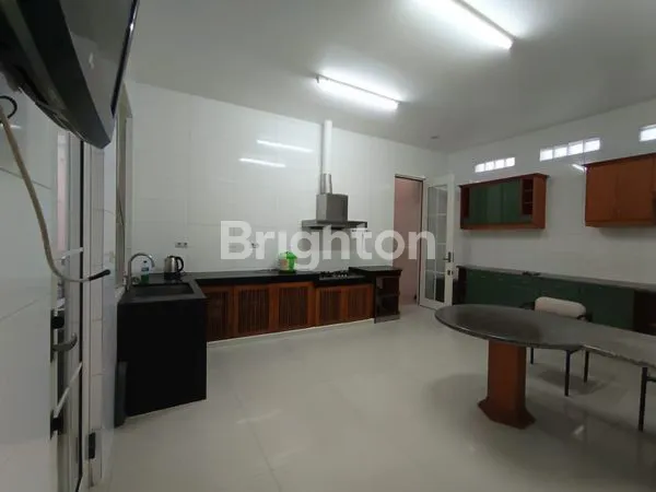 image RUMAH NUANSA BELANDA DI JALAN UTAMA PANJANG JIWO PERMAI (7)