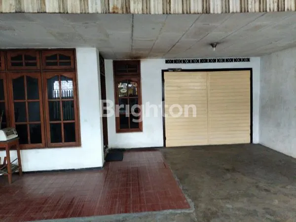 RUMAH PETEMON SURABAYA PUSAT, LEBAR 7.5M  LUAS 300M² CARPORT 4 MOBIL, SIAP HUNI