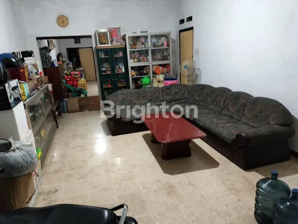 image RUMAH PETEMON SURABAYA PUSAT, LEBAR 7.5M  LUAS 300M² CARPORT 4 MOBIL, SIAP HUNI (2)