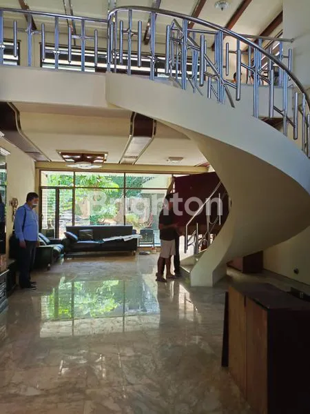 image RUMAH PUSAT KOTA SELANGKAH KE RAYA DARMO (2)