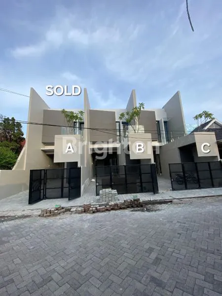 image RUMAH 2 LANTAI BARU GRESS SIAP HUNI MINIMALIS DI MANYAR (1)