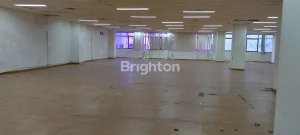 DISEWAKAN  GEDUNG 5 LANTAI + BASEMENT LUAS 3300 JL RAYA JOHAR KEBUN SIRIH