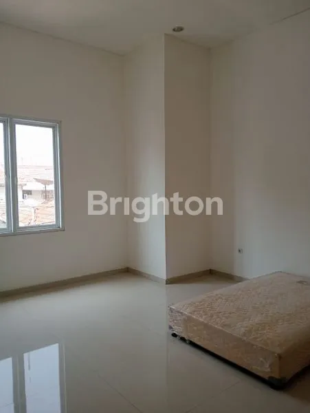 image RUMAH SIMPANG DARMO PERMAI BARU GRESS FURNISHED (2)