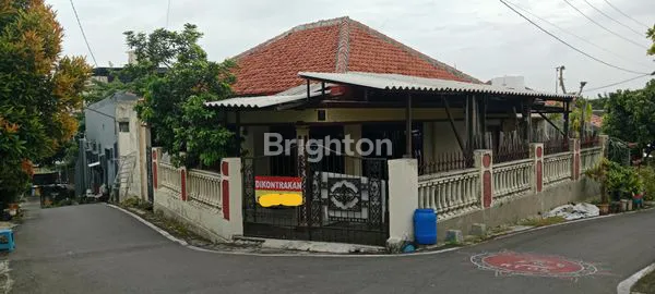 RUMAH DI LOKASI STRATEGIS DIKONTRAKAN