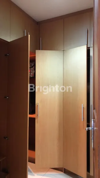 image RUMAH HOEK 2,5 LANTAI DI RAMBUTAN TIMUR (5)