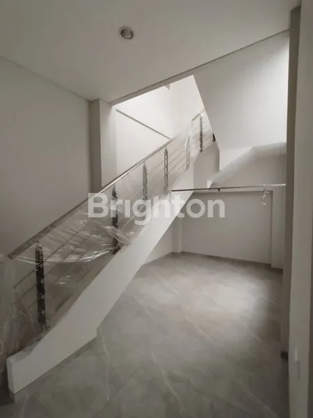 image RUMAH BARU KUTISARI INDAH JALAN KEMBAR SIAP HUNI DEKAT KAMPUS PETRA (3)