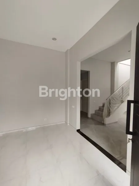 image RUMAH BARU KUTISARI INDAH JALAN KEMBAR SIAP HUNI DEKAT KAMPUS PETRA (2)