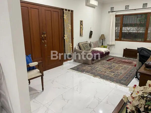 image RUMAH MEWAH 2 LANTAI LENGKAP DENGAN KOLAM RENANG DI KEBAYORAN BARU JAKSEL (4)