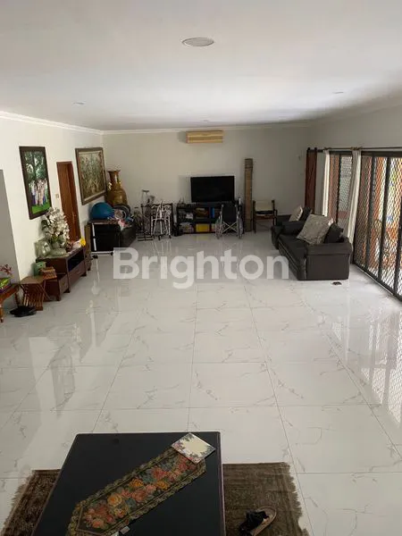 image RUMAH MEWAH 2 LANTAI LENGKAP DENGAN KOLAM RENANG DI KEBAYORAN BARU JAKSEL (6)