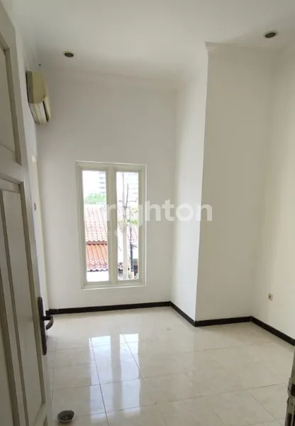 image RUMAH DI PURIMAS DKT KAMPUS UPN, RUNGKUT, MEDOKAN, NIRWANA EKSEKUTIF, SIAP HUNI, SEMI FURNISH (2)