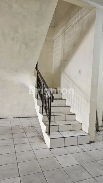 image RUKO PINGGIR JALAN HABIS RENOV 2 LANTAI DI GRAHA RAYA (6)