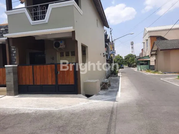 image RUMAH CANTIK 1,5 LANTAI SEMI FURNISH DI BATURAN BUTUH CEPAT !! (1)