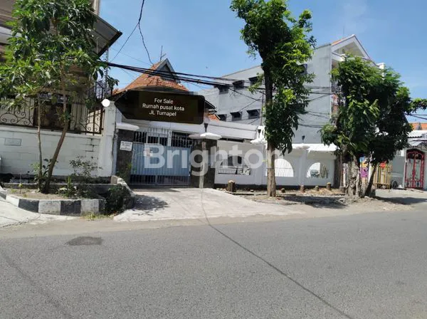 image RUMAH PUSAT KOTA JL TUMAPEL SELANGKAH KE JL RAYA DARMO (1)