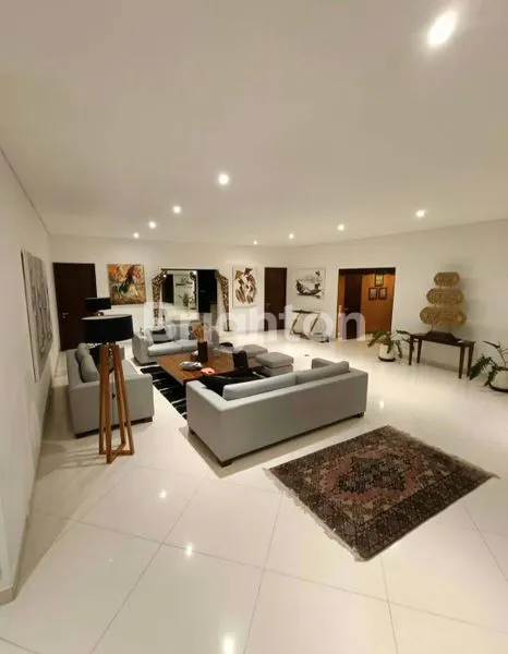 image FOR LEASE SPACIOUS 4 BEDROOM VILLA IN PERERENAN (3)