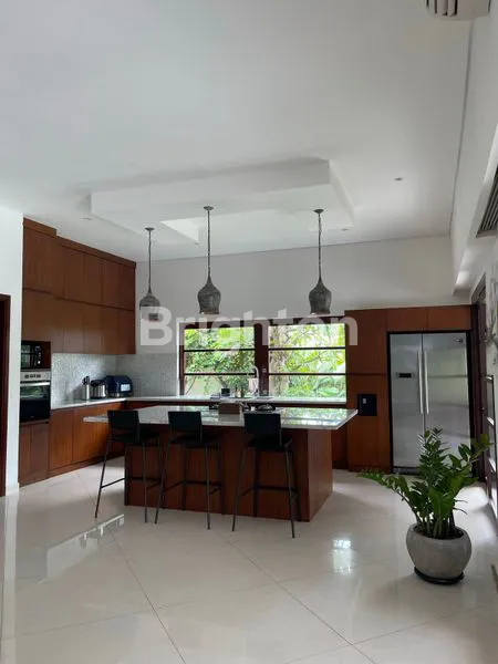 image FOR LEASE SPACIOUS 4 BEDROOM VILLA IN PERERENAN (8)