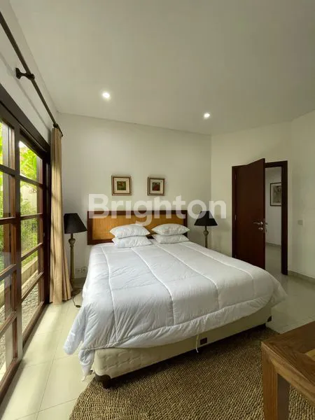 image FOR LEASE SPACIOUS 4 BEDROOM VILLA IN PERERENAN (6)